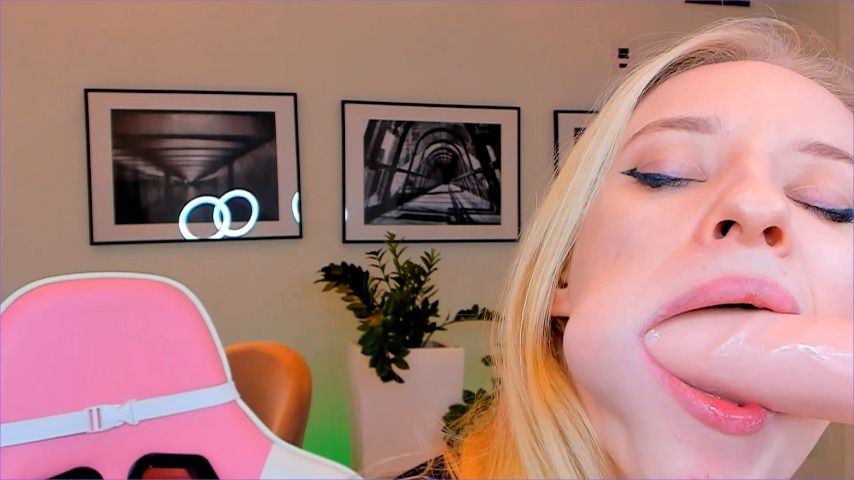 Sucking strangers cock sloppy and messy - December 25, 2021