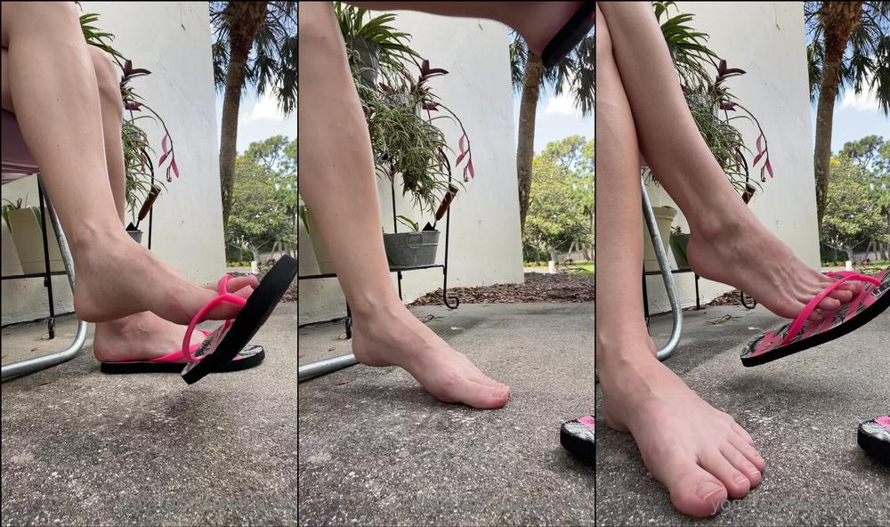 yogafootqueen 01 05 2022 2441664844 Flip flop tapping and dangling outside