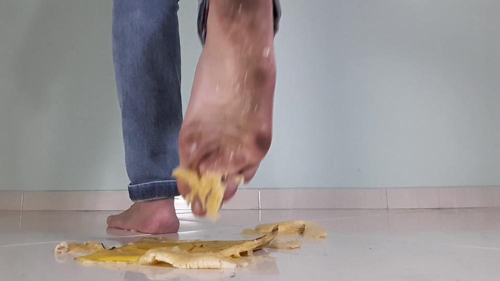 lolitafeet 01 11 2018 3635614 My dirty soles crushed the banana. Mercilessly   5 min