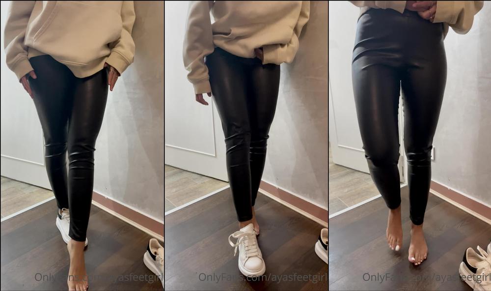 ayasfeetgirl 15 12 2021 2302631455 Je rentre chez moi et retire mes chaussures pas de chaussettes pour moi aujourdâhui