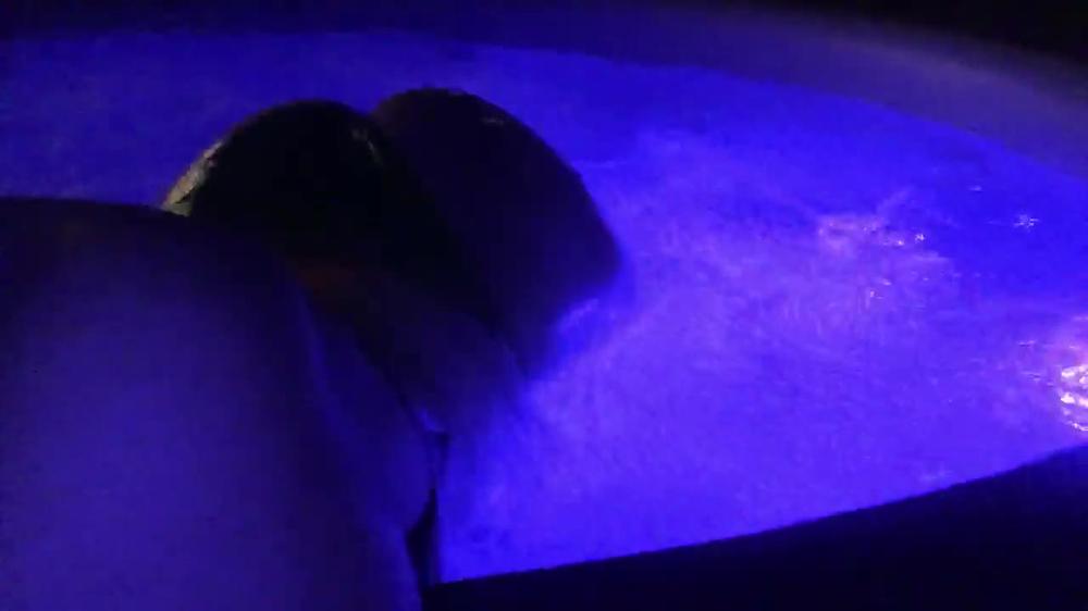 sophiedee 01 09 2017 3310575 Having fun in my new Hot tub