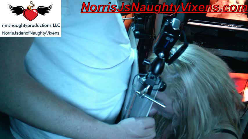 Blond bitch gives great head in theater