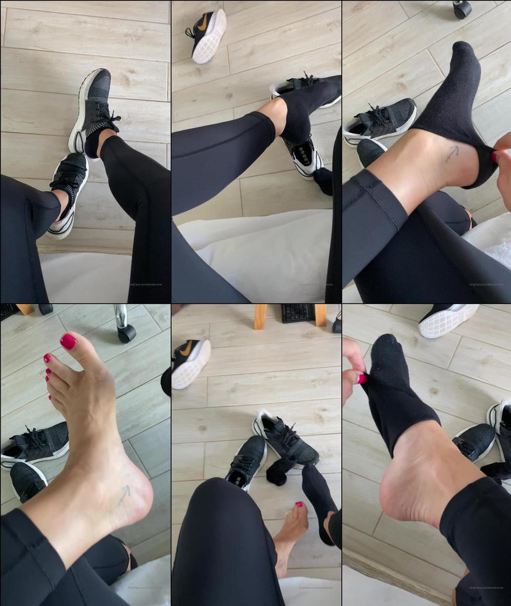 lexiidomme 21 01 2020 131465701 1 minute Video  That sensual moment when I take My gym shoes and sweaty socks off after a 