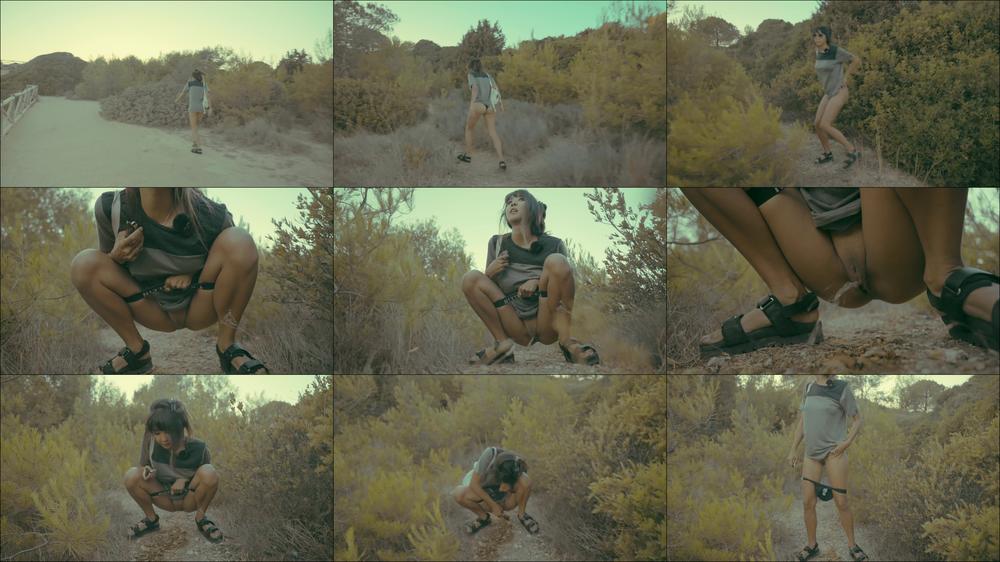 Public Beach Pee in Bush - September 22, 2022