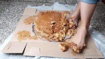 prettylongtoessss 31 03 2021 2069561173 Crushing cake (prettylongtoessss)