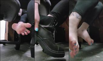 katicatsfeet 06 01 2022 2314955887 trying for discretion while the owner works behind the desk (katicatsfeet)