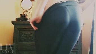 livroyale 06 05 2020 37447562 Quickie post workout booty tease. (LivRoyale)