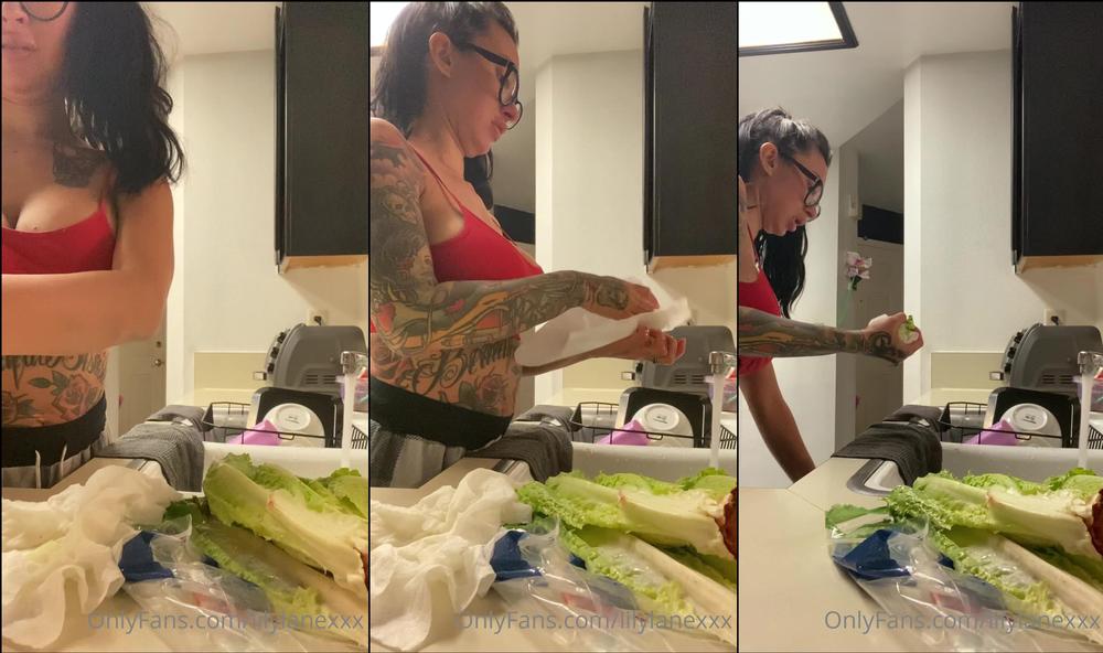 lilylanexxx 09 06 2020 408339132 Just making some dinner  )