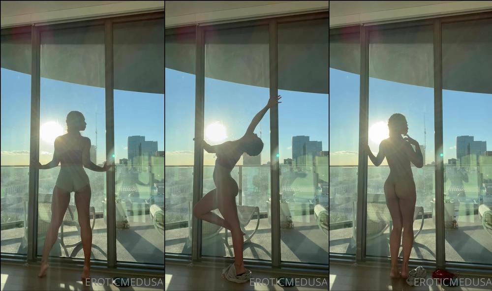 eroticmedusa 24 02 2022 2373917943 Strip Tease w a view