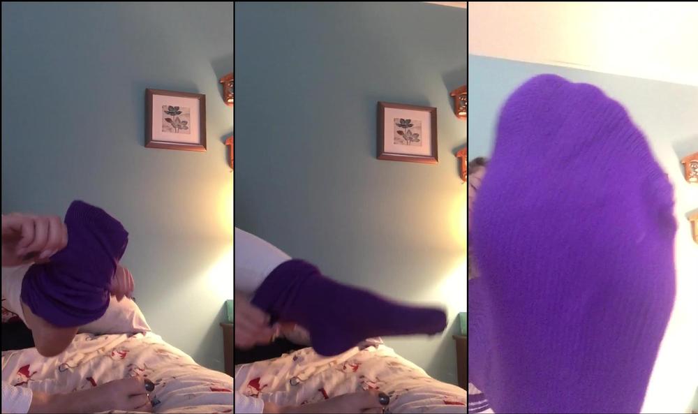 topdomme 02 01 2017 269549 Putting on My new thigh high socks ~