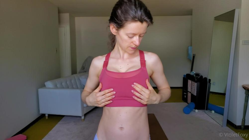 violetfoxy 01 10 2022 2610891505 trying on a sports bra non nude 1