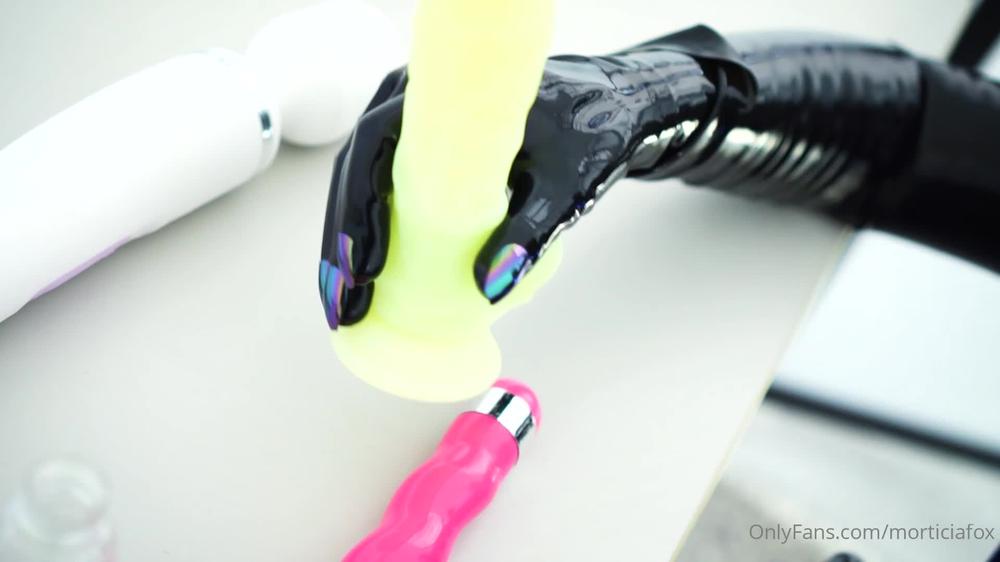 morticiafox 25 11 2021 2284225352 15 minutes, 3 toys, 1 Morticia  Watch me test my new gear. IÂ´m completely satisfied