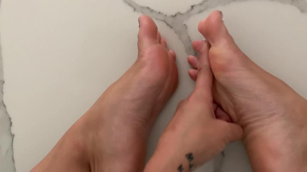 sashafoxxx 14 08 2021 58914131 A quick foot tease. âºï¸