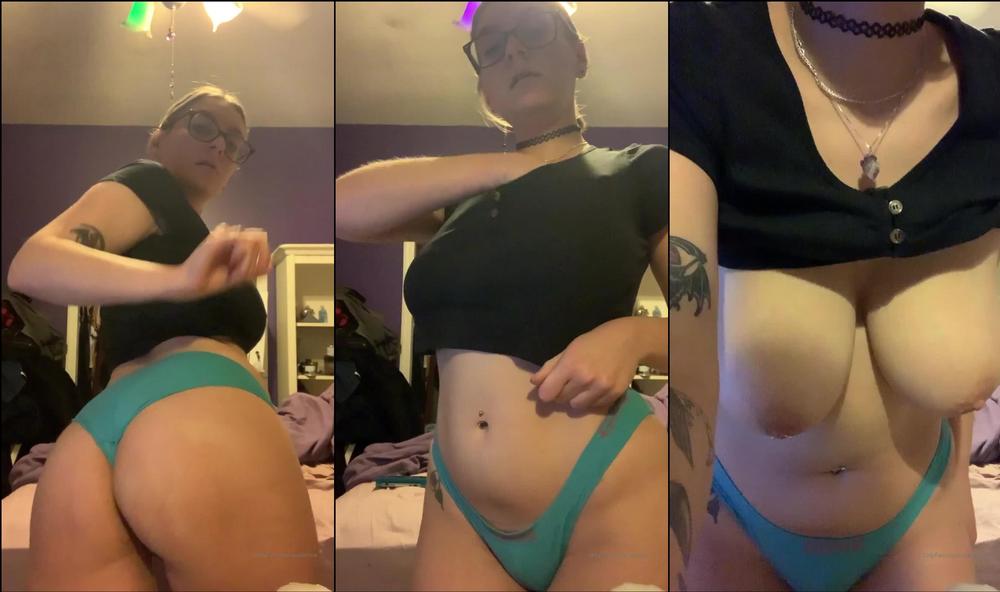 stinkygrl420 10 03 2020 174294717 Butt or boobs