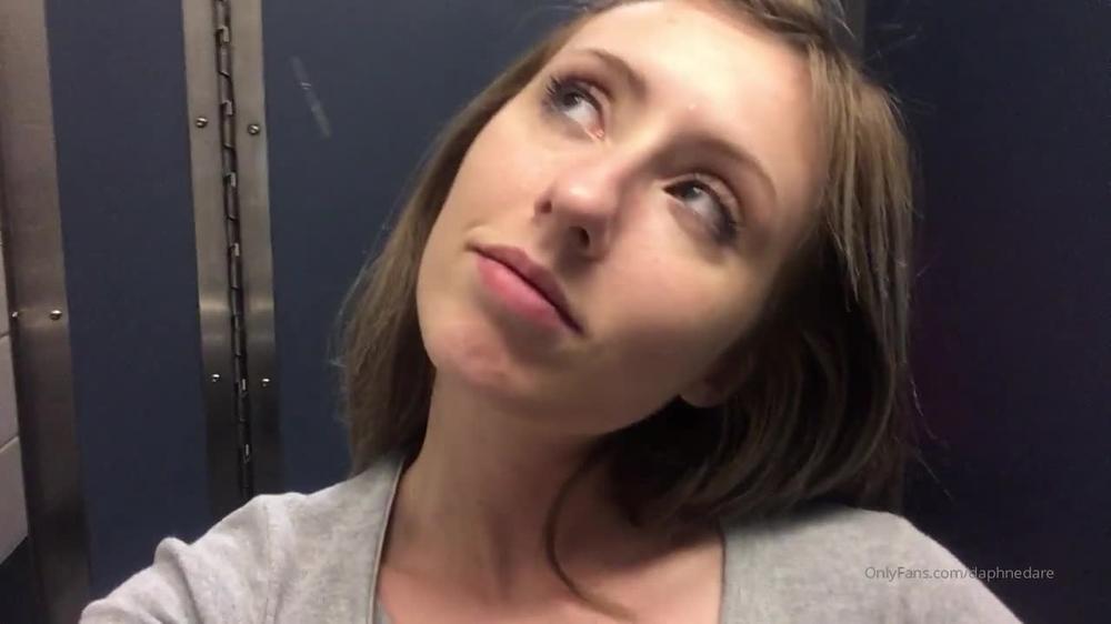 daphnedare 03 07 2019 41108880 I stopped at a bar in the airport 