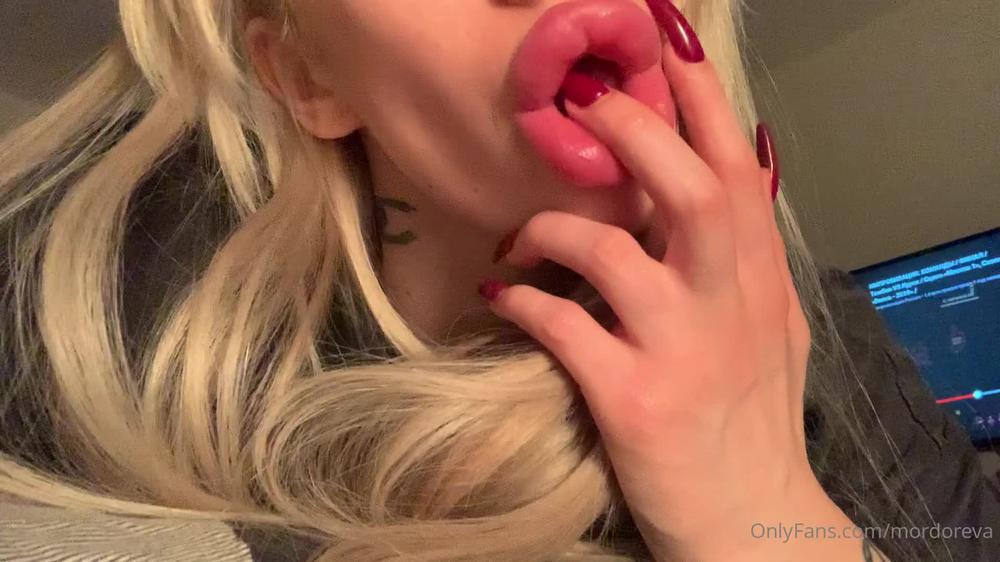 diamond_sydney 12 02 2021 2030714662 Who likes my huge lips and how I play with them  