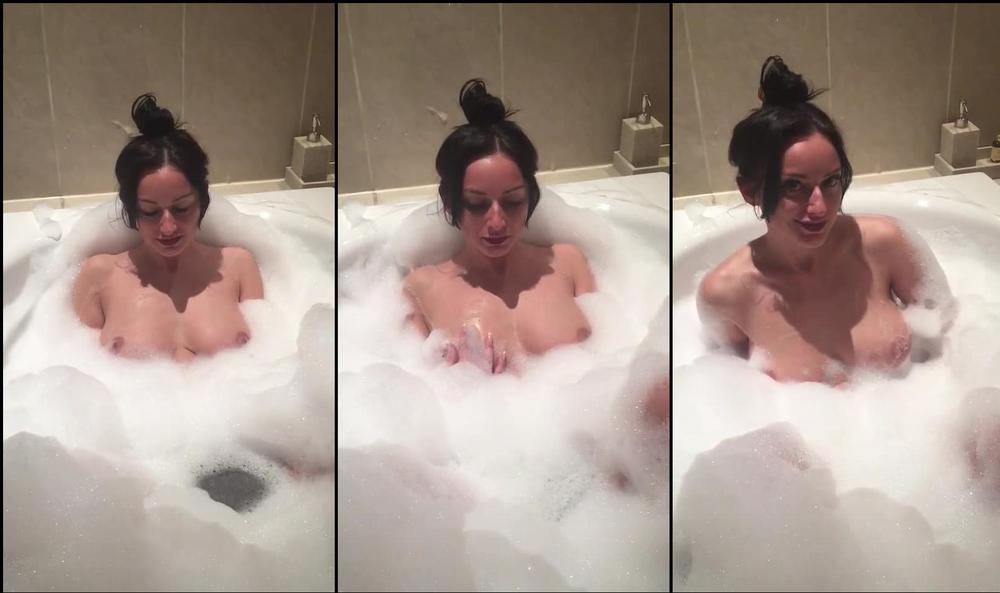 cassieclarke 05 04 2018 8457329 Hello fans, hope everyone is being good  ) xx bathtime is my favourite time