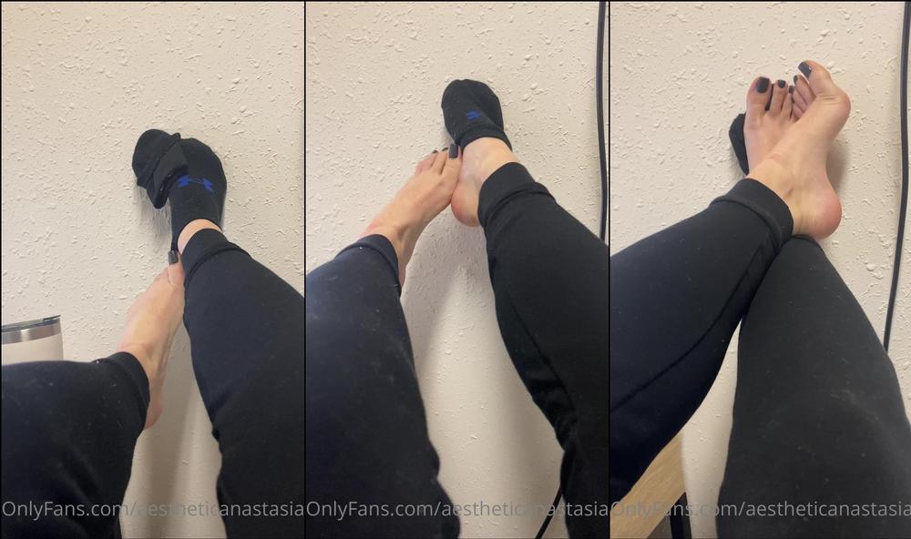 aestheticanastasia 23 02 2021 2038935775 Sock removal revealing new toe nails )