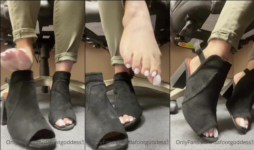 dafootgoddess1 23 08 2022 2570951480 happy monday these shoes are getting so smelly heavily imprinted, time for some new one