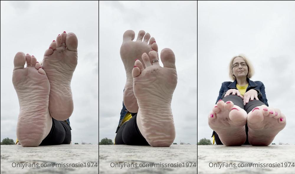 missrosie1974 05 07 2021 2154277131 big fat feet