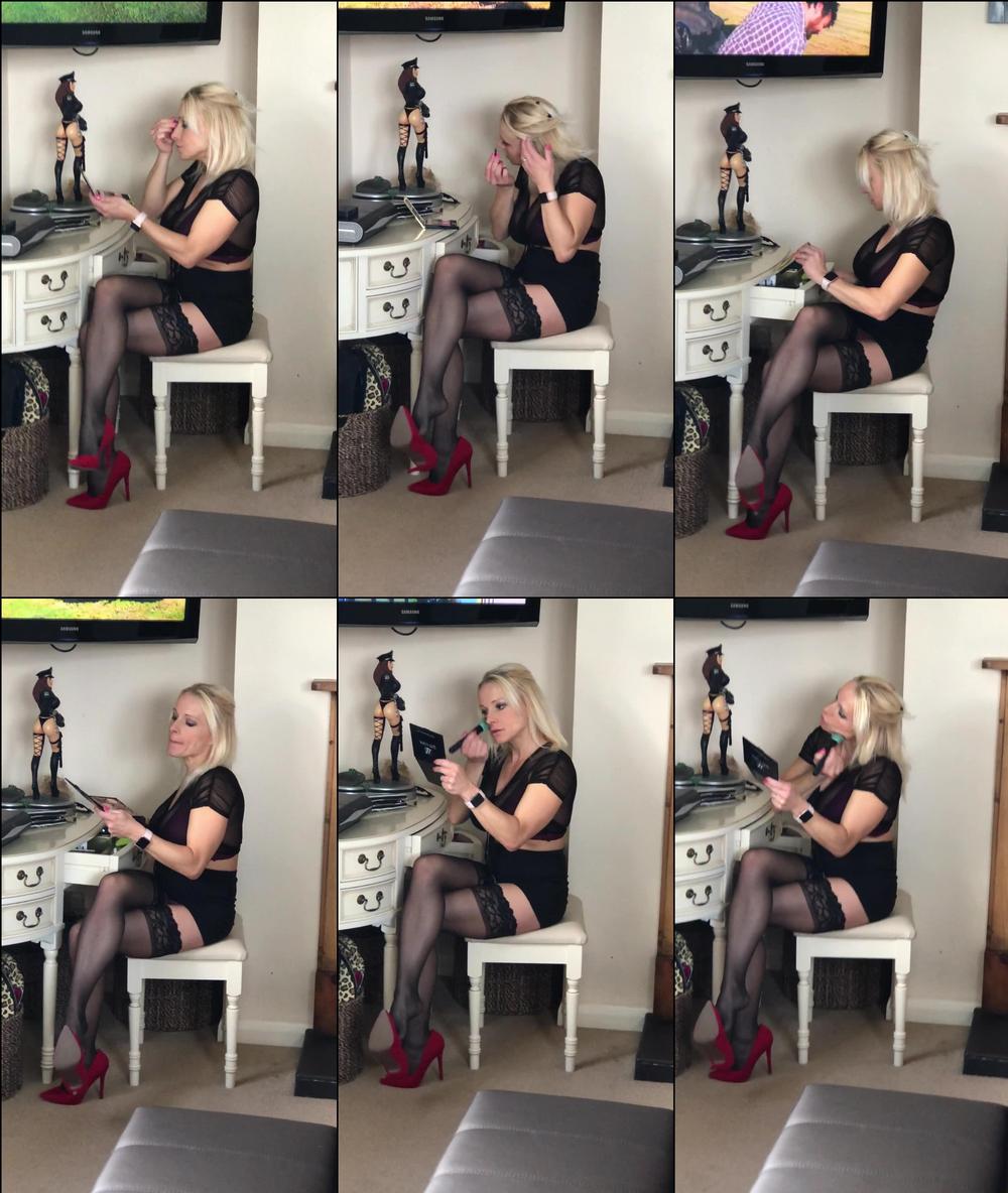 taragirl 01 09 2018 12974489 Putting my makeup on