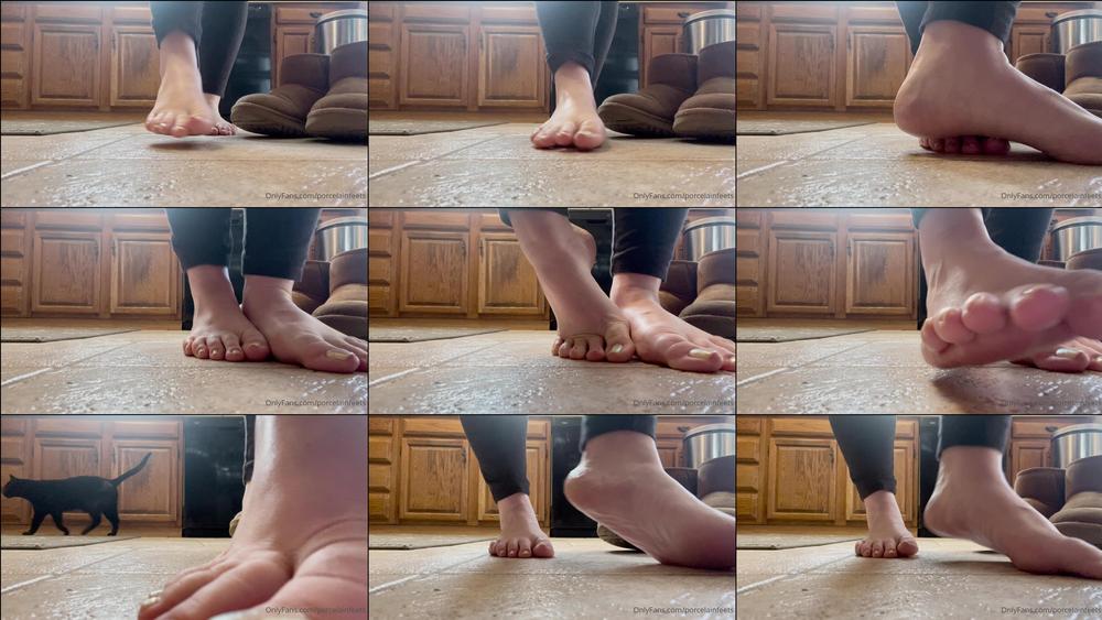 porcelainfeets 05 01 2022 2319967284 Barefoot in the kitchen