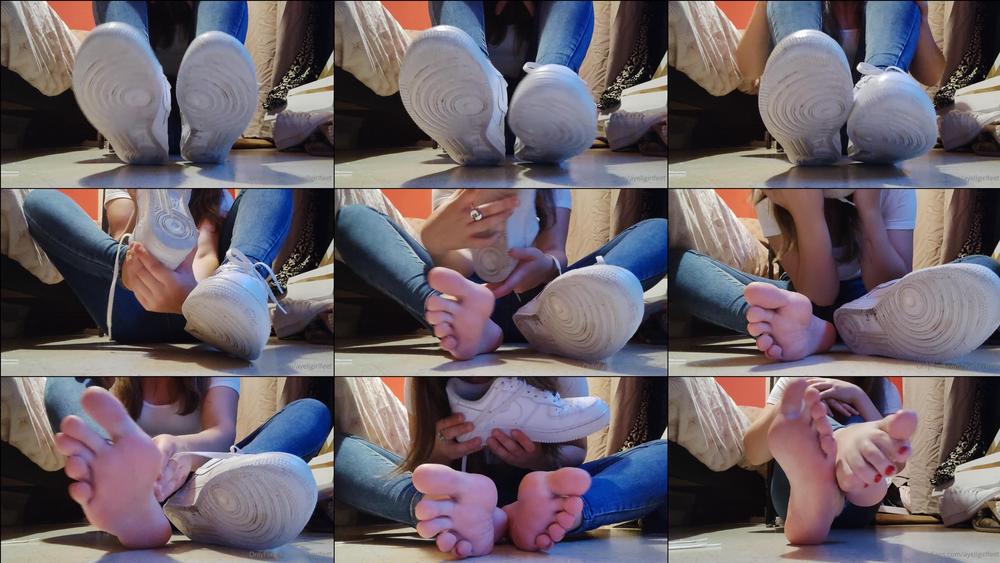 ayellgirlfeet 197915789 aujourd hui je retire mes baskets pour toi. 1. today i take off my sneakers for you. 1. 1