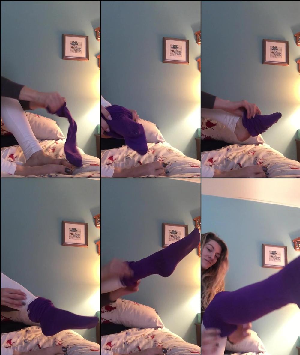 topdomme 02 01 2017 269549 Putting on My new thigh high socks ~
