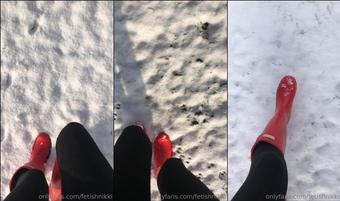 fetishnikki 02 02 2019 21340973 Crunching through the snow in my Hunters (fetishnikki)