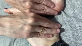 mpetitspieds 29 04 2022 2437813336 Cumprindo seu papel  cuidando da sua Rainha. O que vocÃª faria se estivesse nessa posiÃ§Ã£ (mpetitspieds)