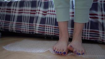toetallydevine 24 07 2021 2172630881 Popping some bubble wrap (toetallydevine)