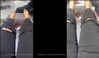 realsnowtoes 22 12 2021 2308651573 i usually get a man to do my feet what if you were the one to give me a pedi (realsnowtoes)