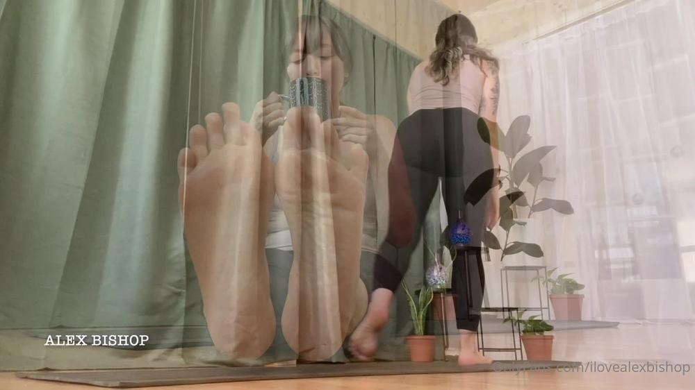 magicheauxx 23 08 2021 2201640058 Yoga with Alex 1 Extended Preview   Oiling up my wrinkly soles and doing yoga.
