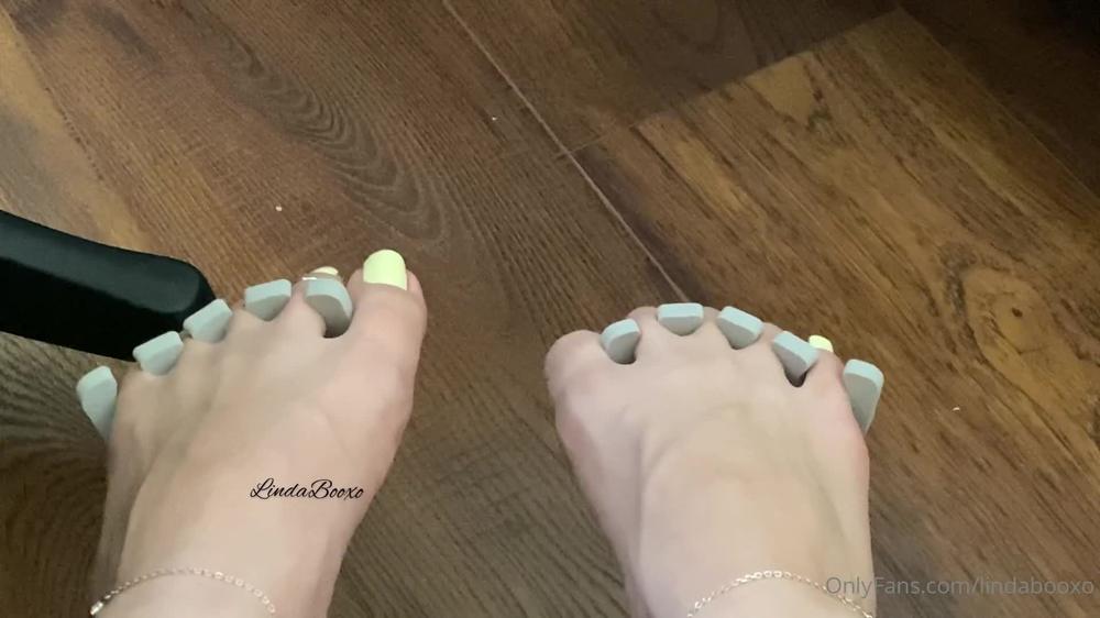 lindabooxo 12 06 2021 2134093069 Yellow toes in separators 